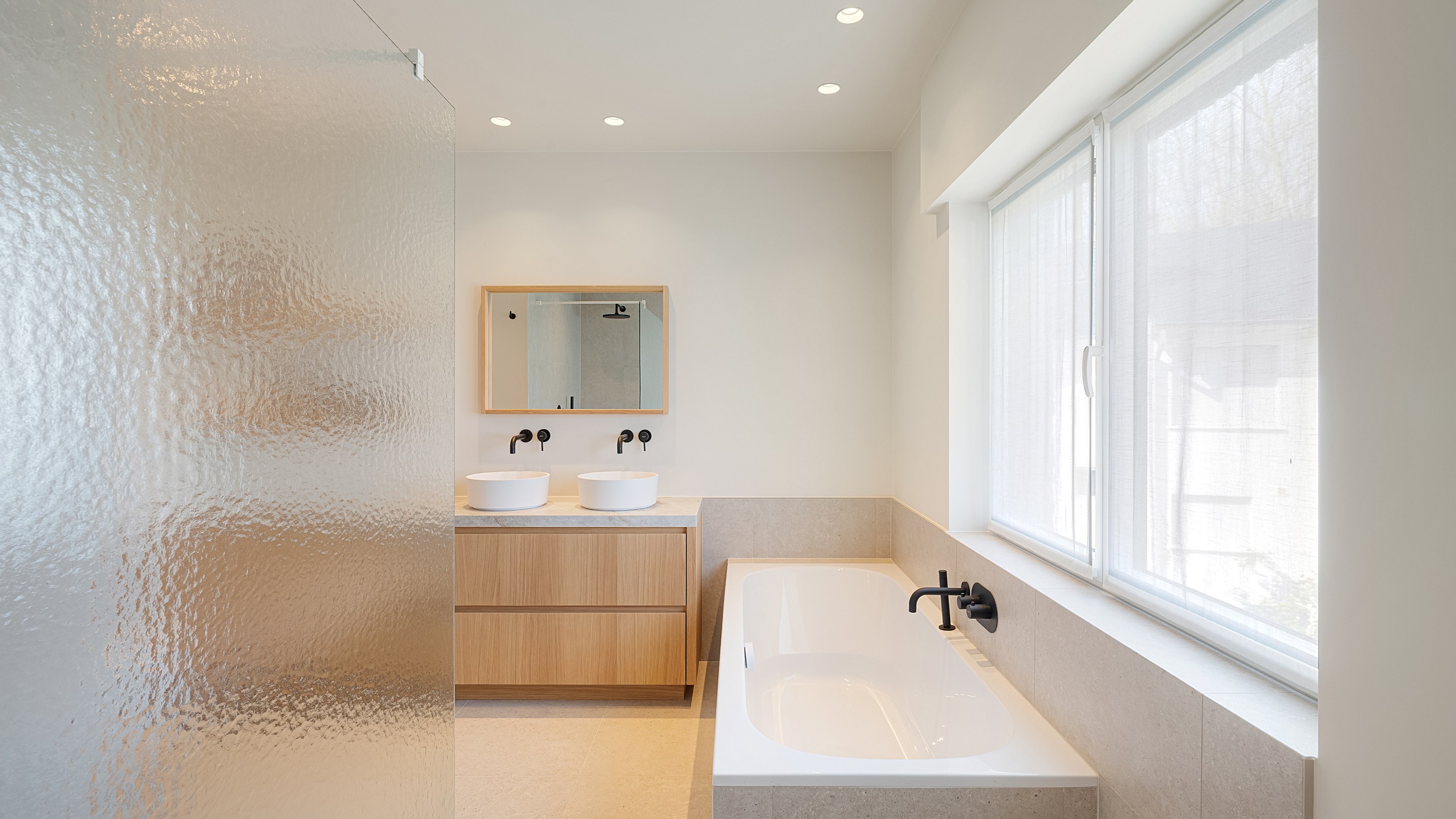 Op een uitmuntende locatie in Duinbergen, op wandelafstand van het strand en de duinen, bevindt zich deze prachtig en hoogwaardig gerenoveerde koppelvilla. 