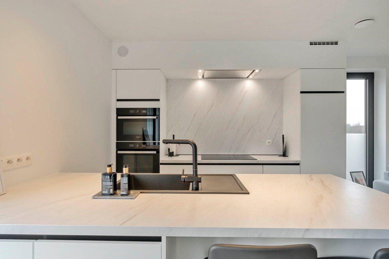 Recent duplex appartement met 2 slaapkamers en garage. 