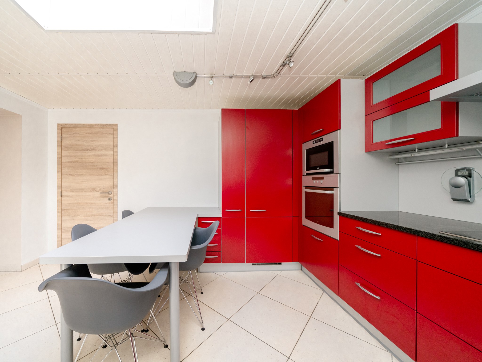 Gerenoveerde 3-gevelwoning met 3 kamers, garage en tuin 