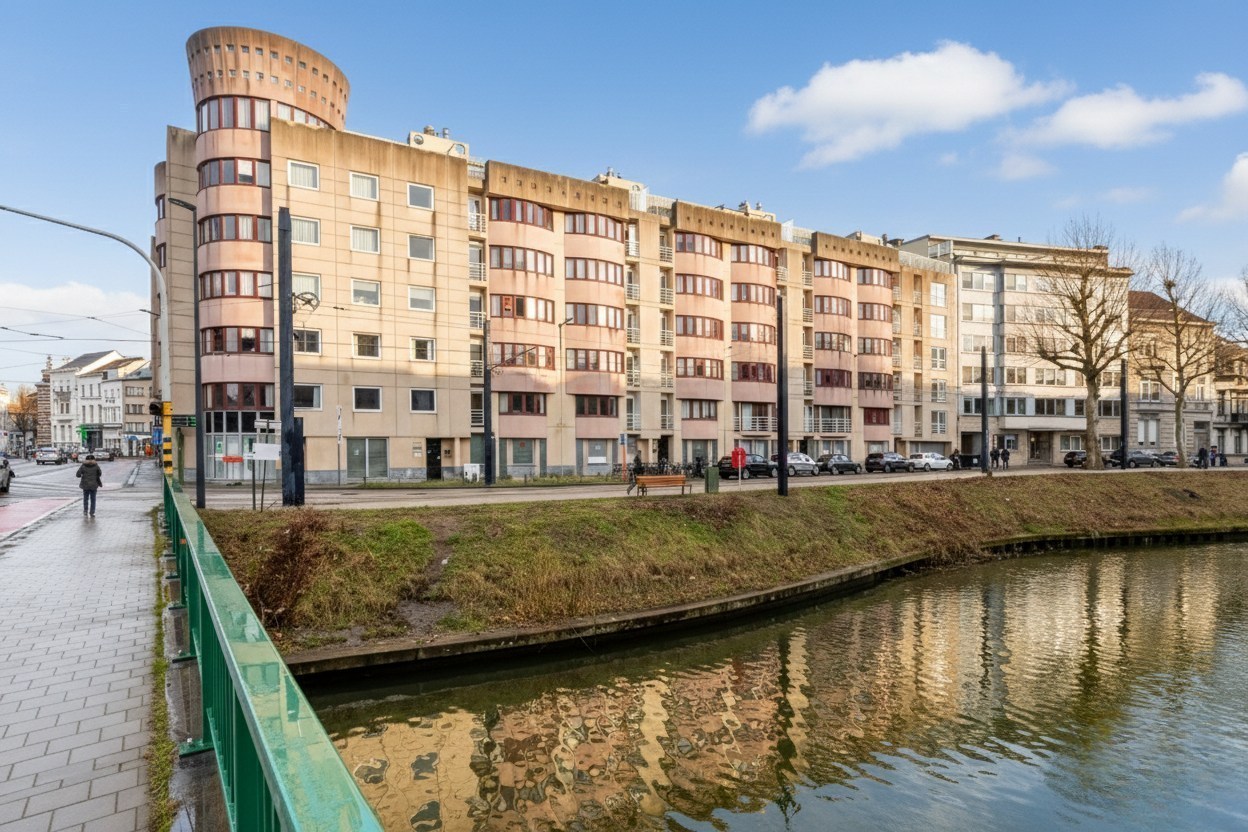 Lichtrijk tweeslaapkamer appartement met uniek waterzicht op Coupure Rechts 