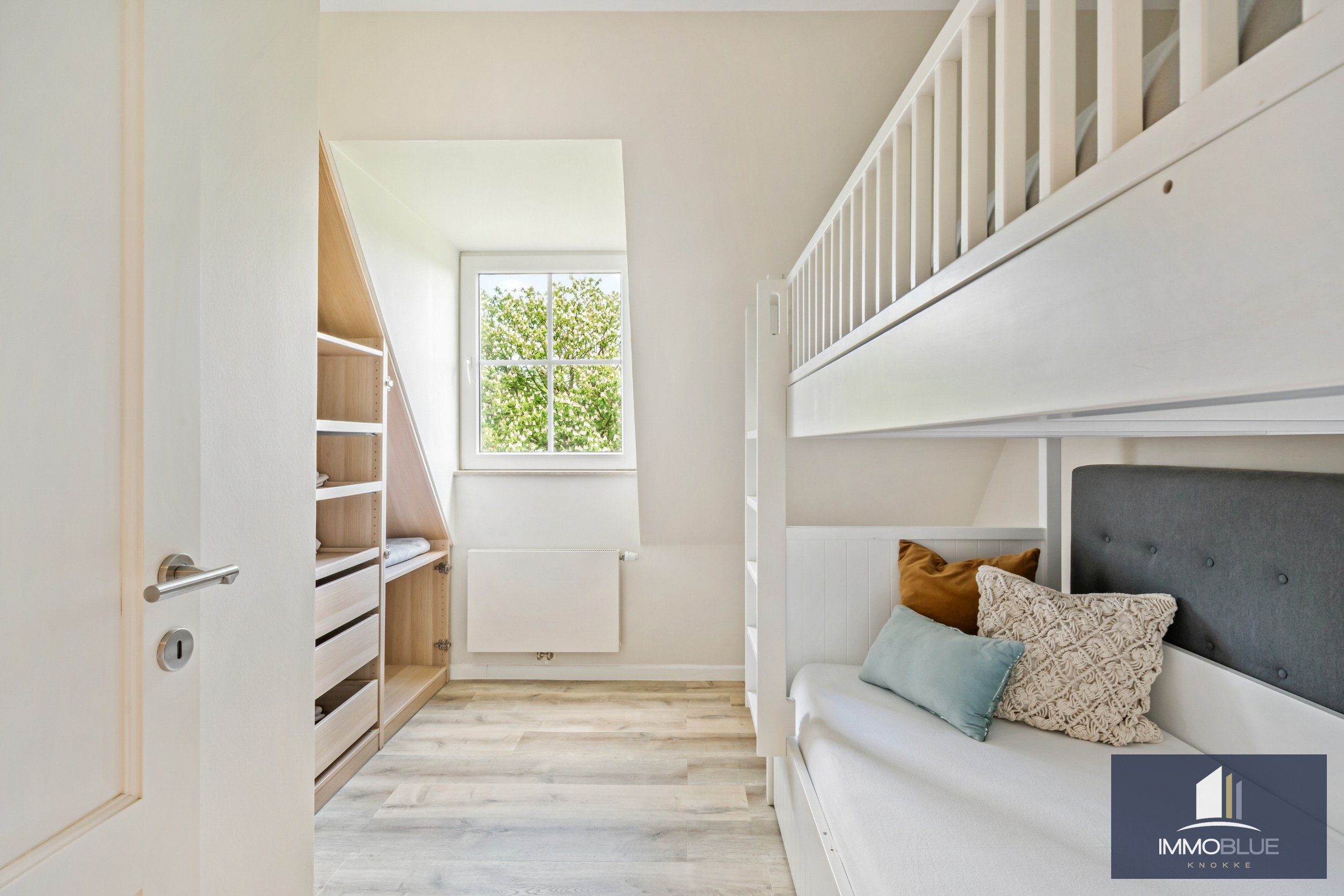 Domaine idylliquement situé avec maison rénovée, espace professionnel et installations équestres étendues. 