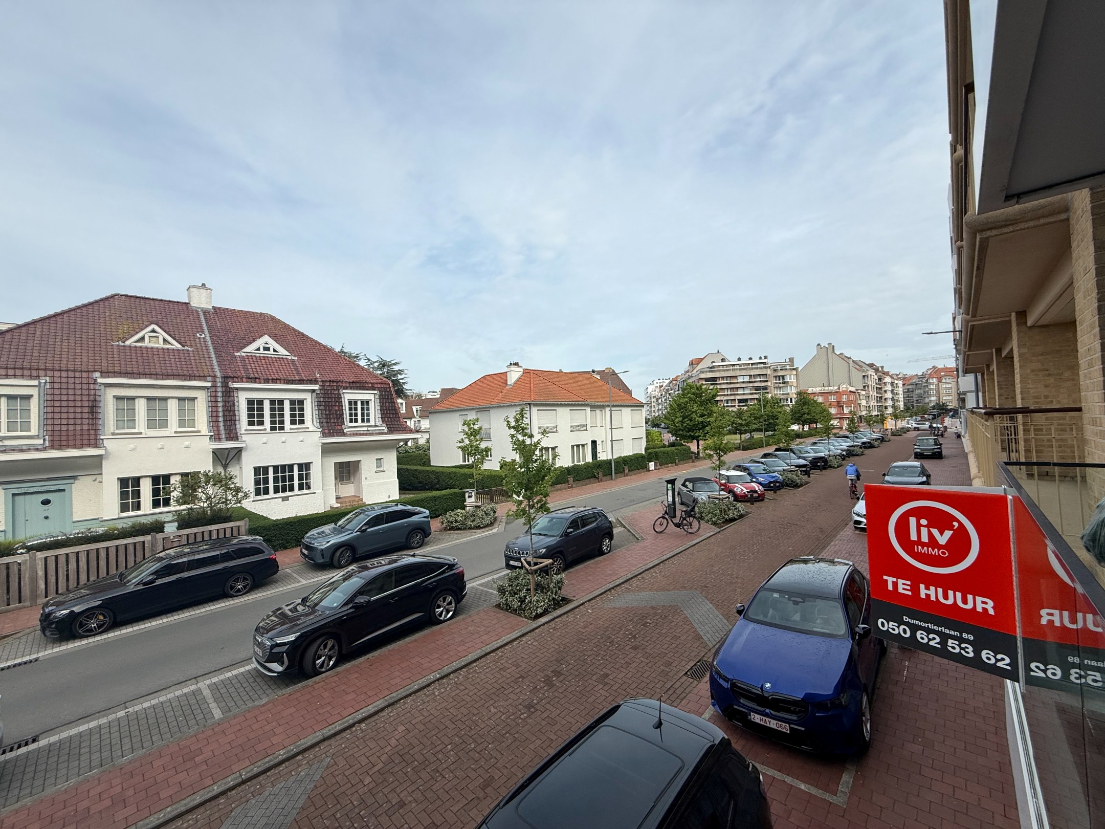 Heel goed gelegen en netjes onderhouden appartement met een open zicht en 2 slaapkamers gelegen in de Koningslaan, vlakbij de Zeedijk. 