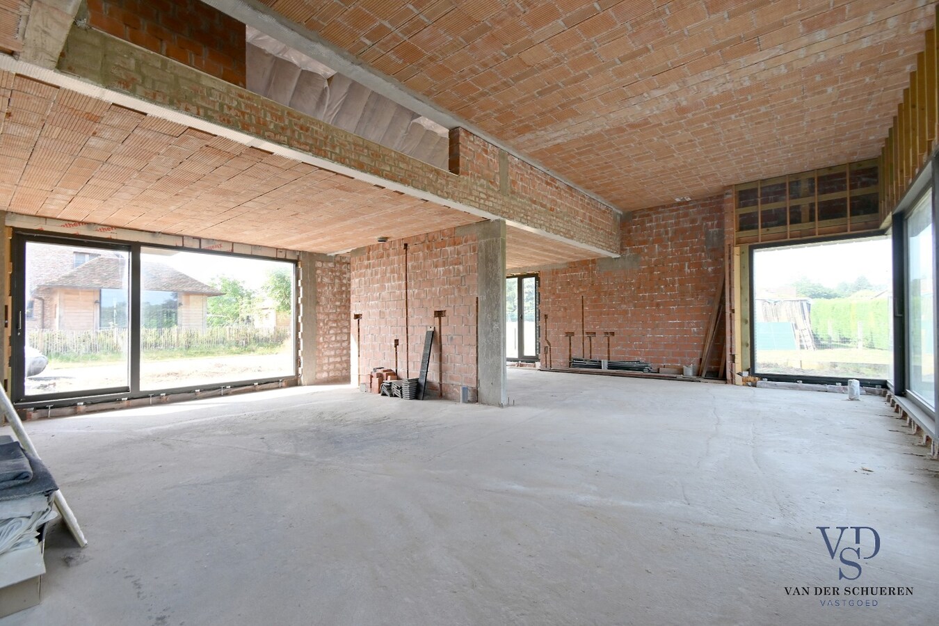 Eigentijdse woning (nog af te werken) te Vurste. 