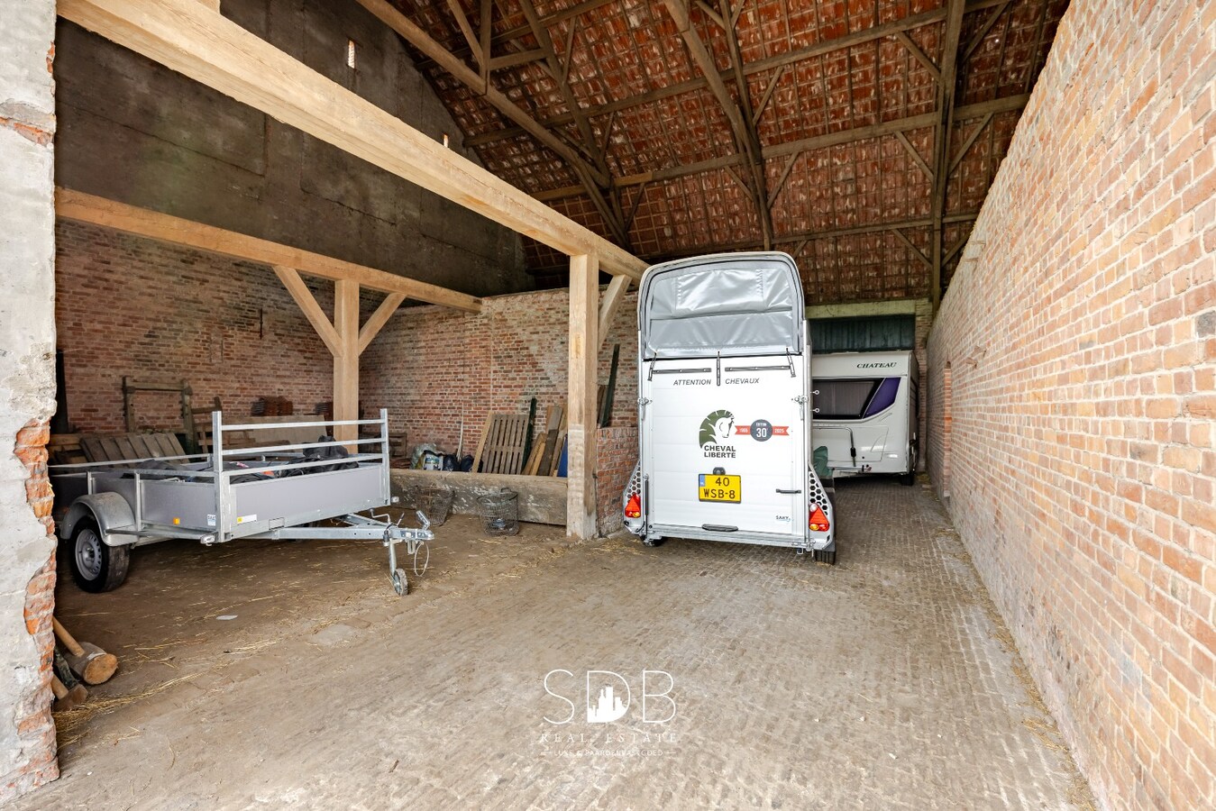 Landelijke woning met authentiek gastenhuis, stalgebouw, graslanden en buitenpiste op 20.285m² 