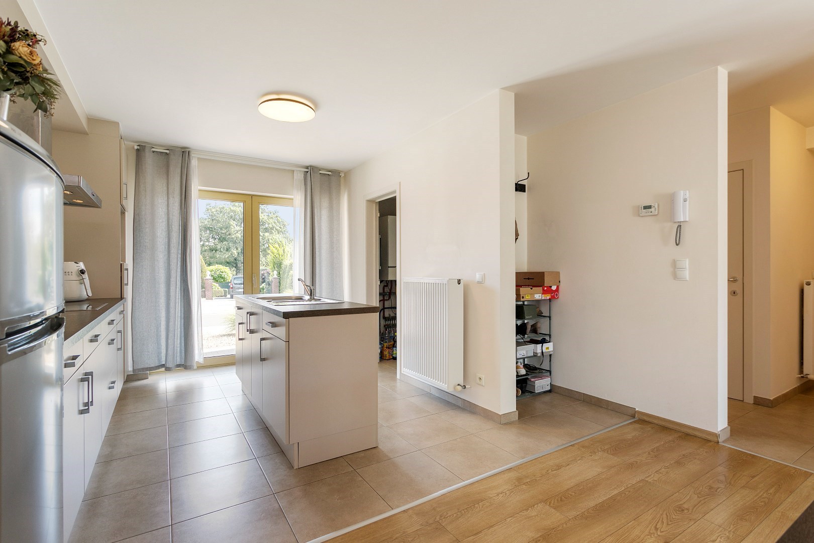 Modern, gelijkvloers appartement met 2 slpk, ondergrondse parking en tuin. 