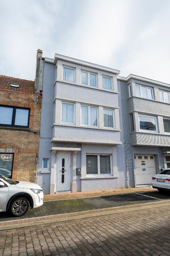 KNAPPE GEZINSWONING MET STADSTUIN TE BREDENE DUINEN 