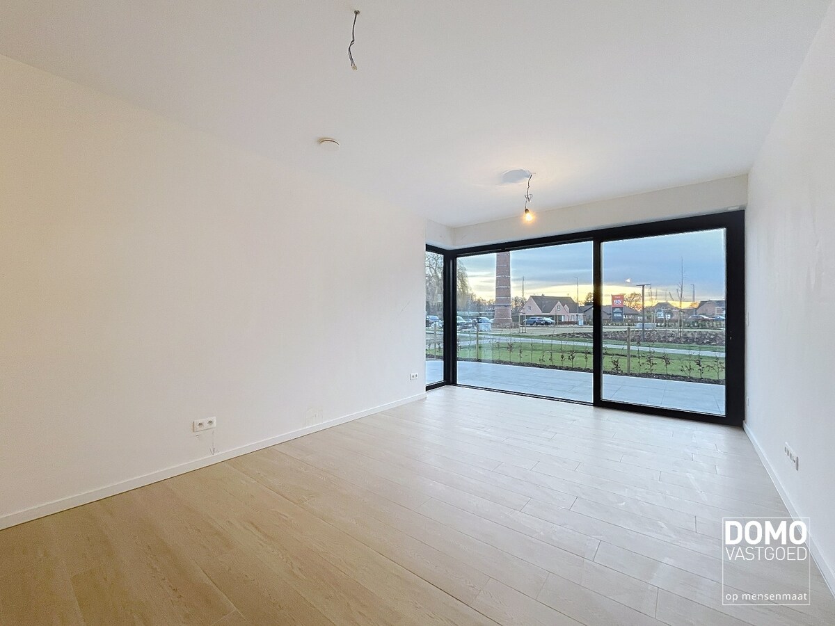 RUIM TWEE SLAAPKAMER APPARTEMENT MET TERRAS, LIFT EN AUTOSTANDPLAATS IN CENTRUM KERMT 