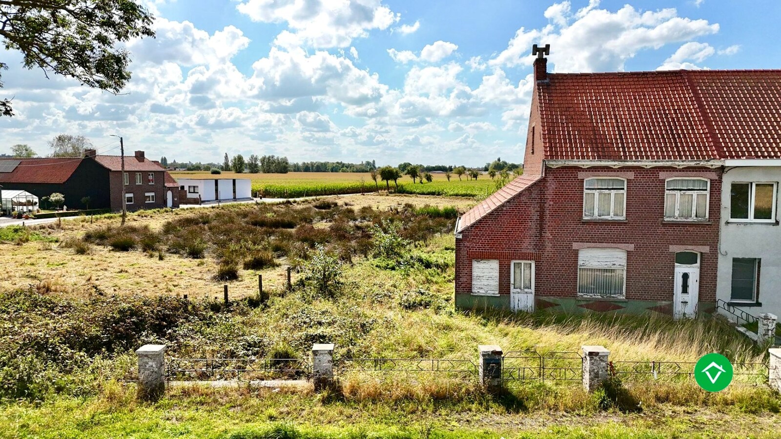 Te renoveren of te slopen woning op ruim perceel van 854 m² in Ichtegem - ideale opportuniteit voor wie wil bouwen of renoveren in een landelijke omgeving. 