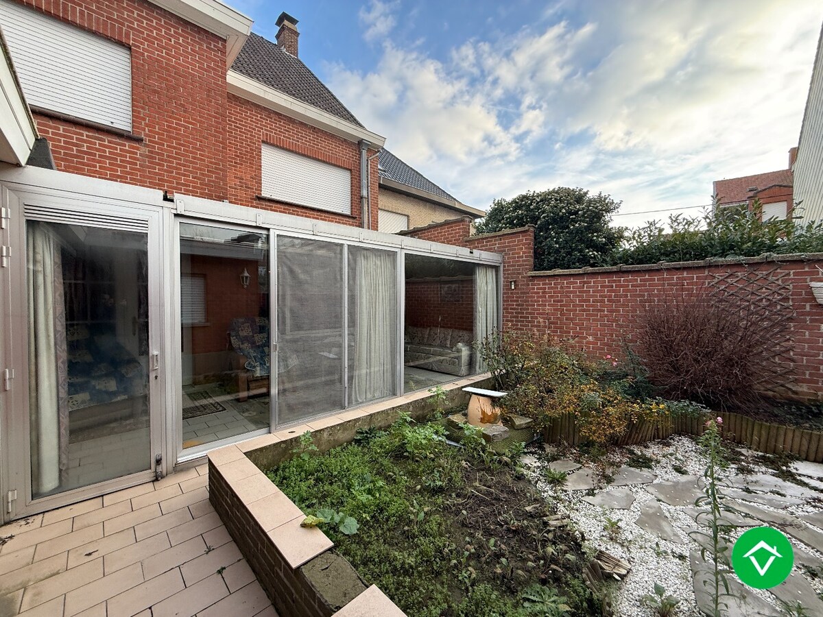 Karaktervolle, stevige woning met 4 slaapkamers, tuin en garage in centrum Roeselare 