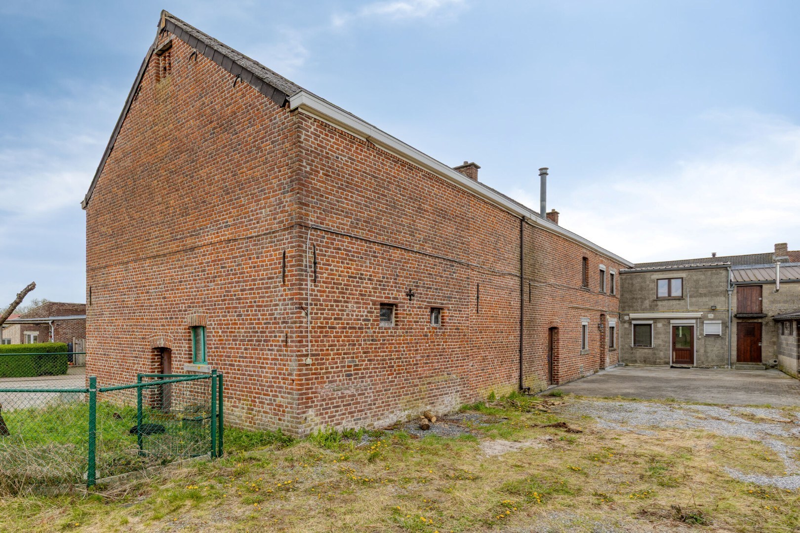 Mogelijkheid om te splitsen in 2 woningen - Half open bebouwing (hoeve) met 5 slaapkamers, tuin, terras en zeer ruime garage in Oorbeek (Tienen)! – EPC 730 kWh/m² - bewoonbare opp. 195 m² 