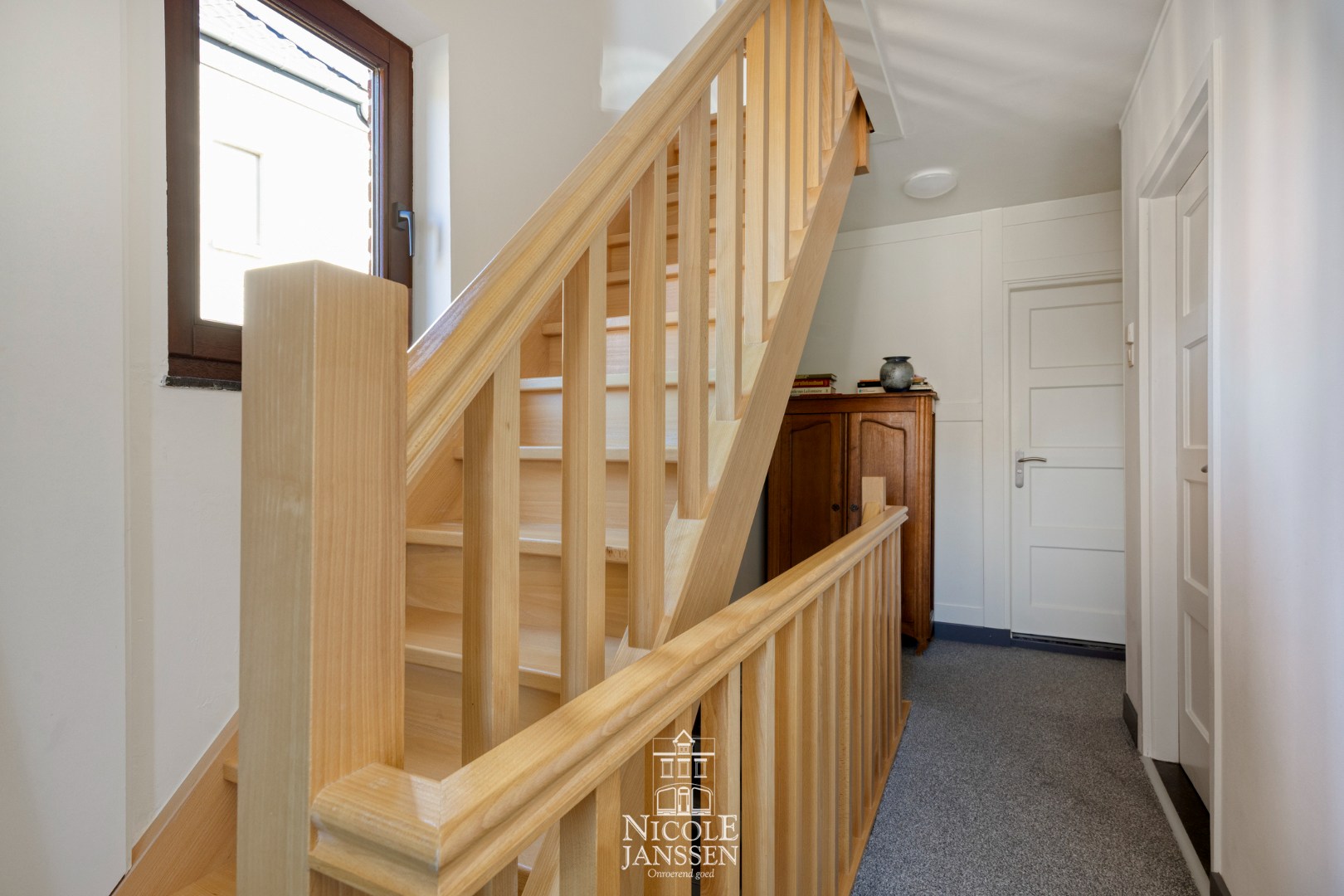 overloop met vaste trap naar tweede verdieping 