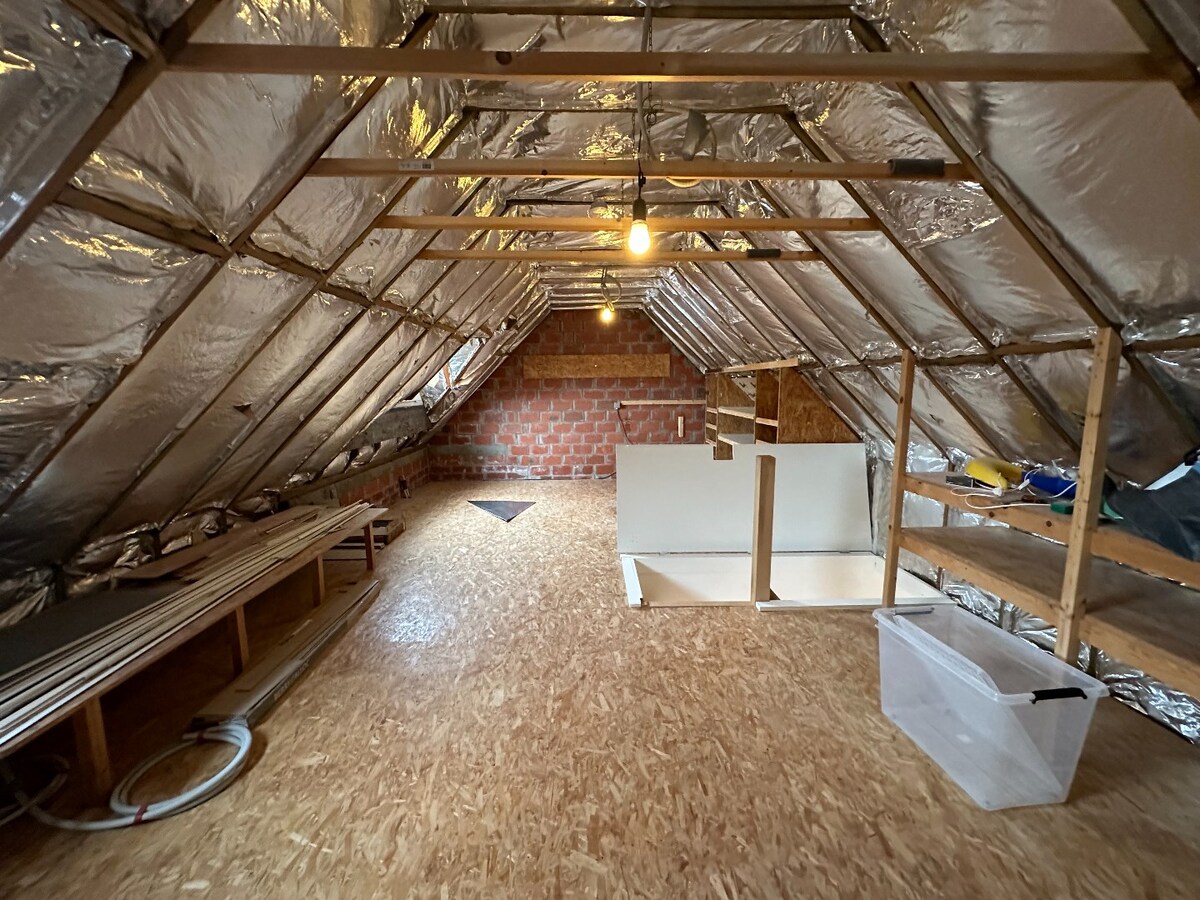 Centraal gelegen, lichtrijke woning met drie slaapkamers en garage 