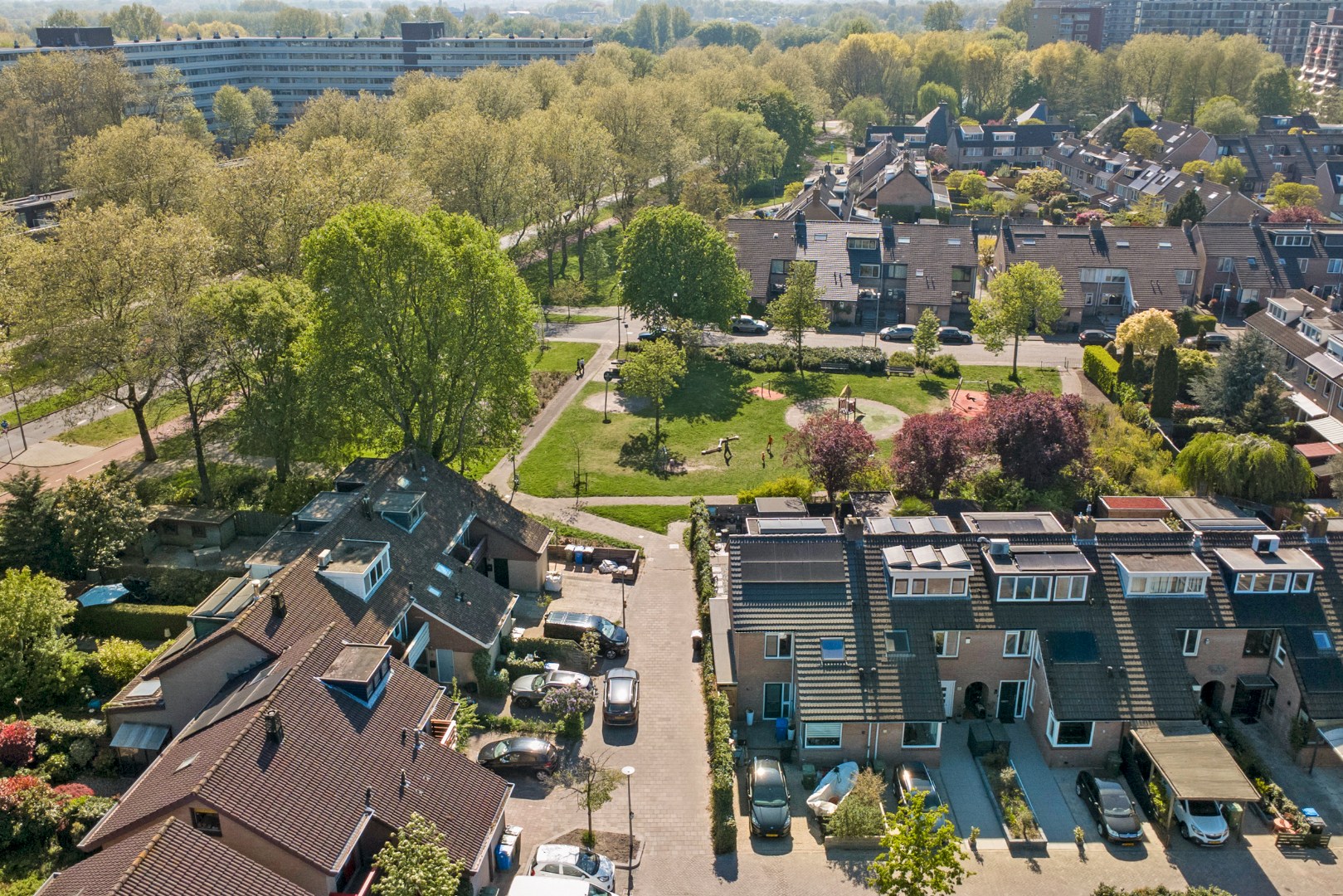 Goed onderhouden geschakelde  5-kamer woning, instapklaar, parkeerplaats, berging, zonnige tuin en gelegen in de zeer kindvriendelijke wijk Ommoord. 