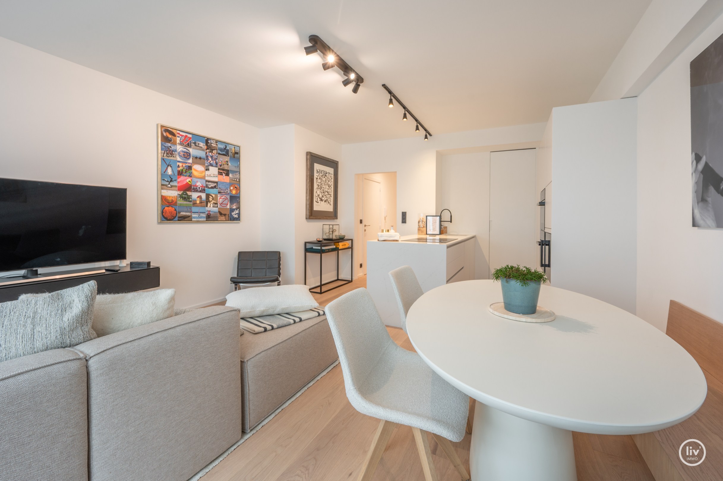 Gerenoveerd 2 slaapkamer appartement met een prachtig zeezicht gelegen nabij het Driehoeksplein te Knokke. 