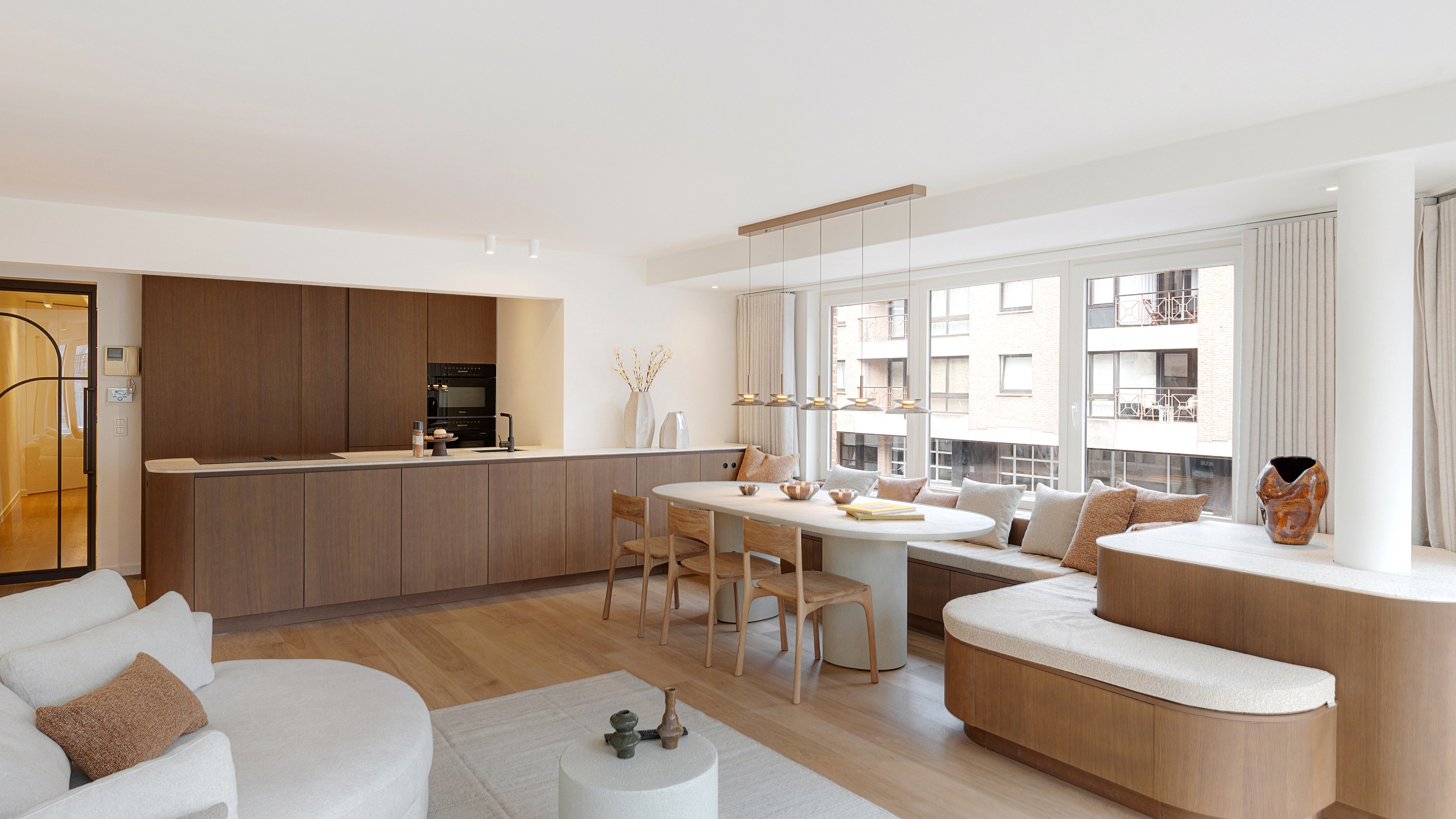 Stijlvol gerenoveerd hoekappartement met 3 slaapkamers in hartje Knokke. 