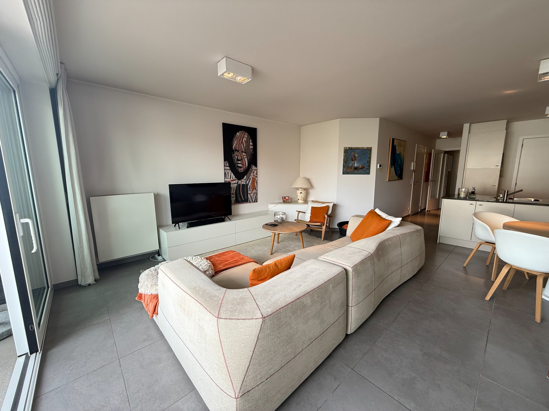 Heel goed gelegen en netjes onderhouden appartement met een open zicht en 2 slaapkamers gelegen in de Koningslaan, vlakbij de Zeedijk. 