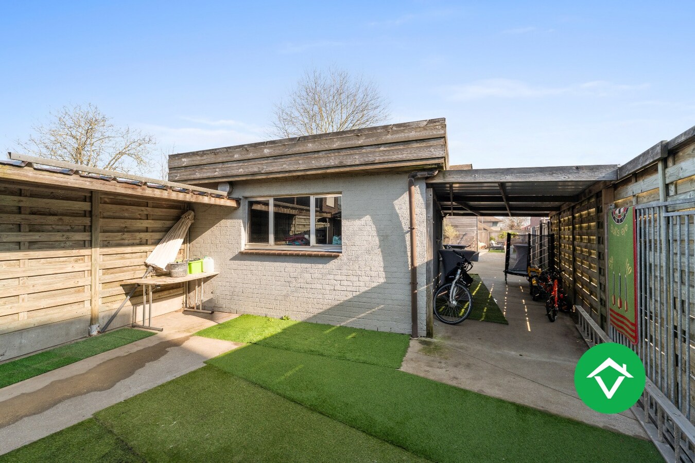 Functionele woning met drie slaapkamers, garage en ruime oprit te Ichtegem 