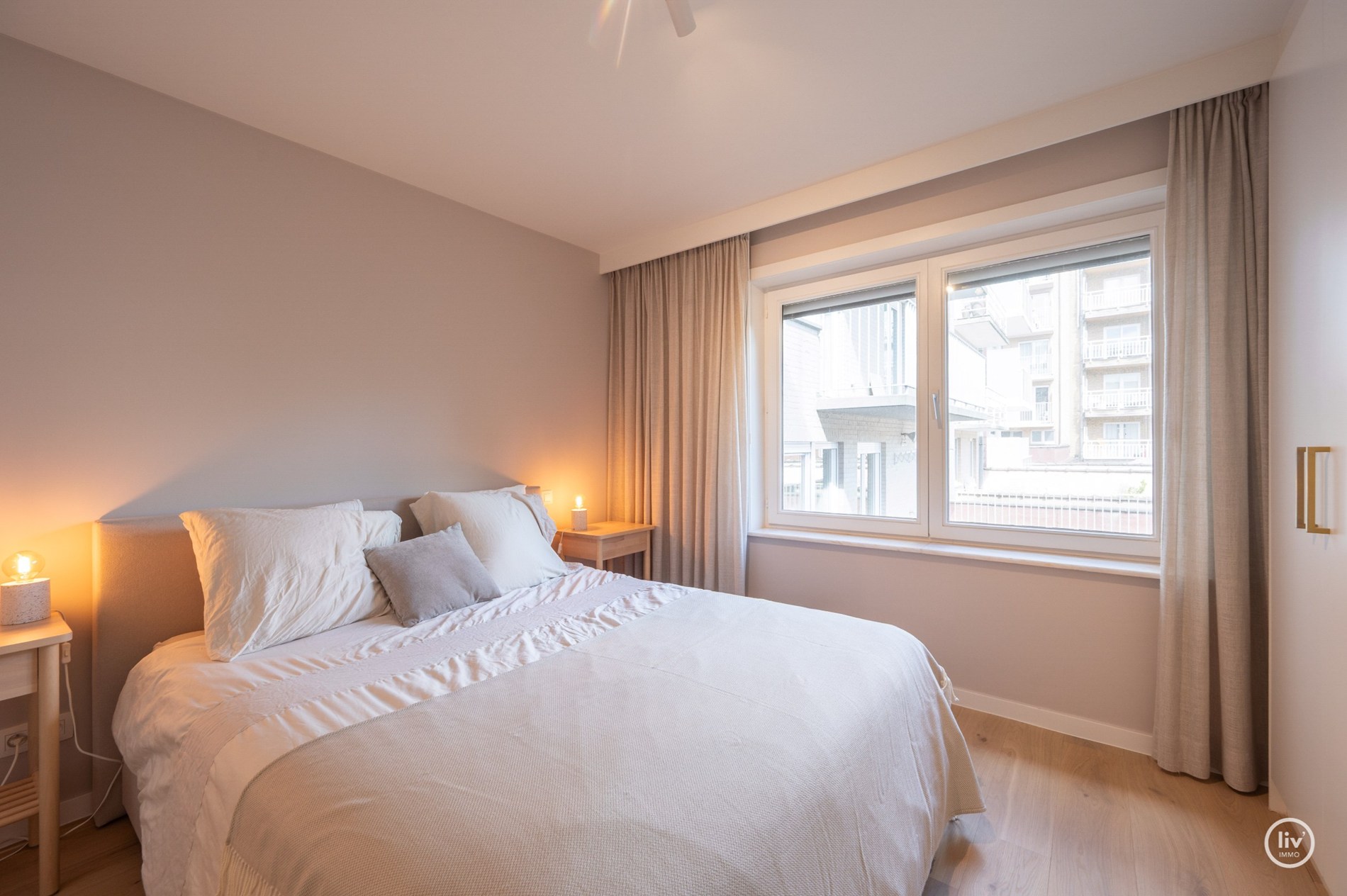 Magnifique appartement rénové de 2 chambres avec de belles vues sur le parc Yzer à Knokke. 