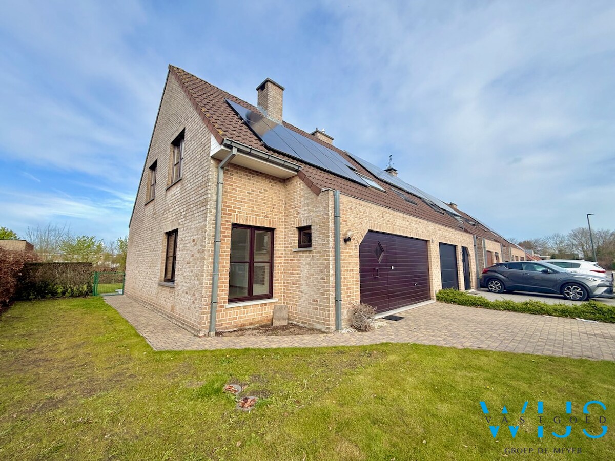 Instapklaar woonhuis in woonwijk te Eeklo! 