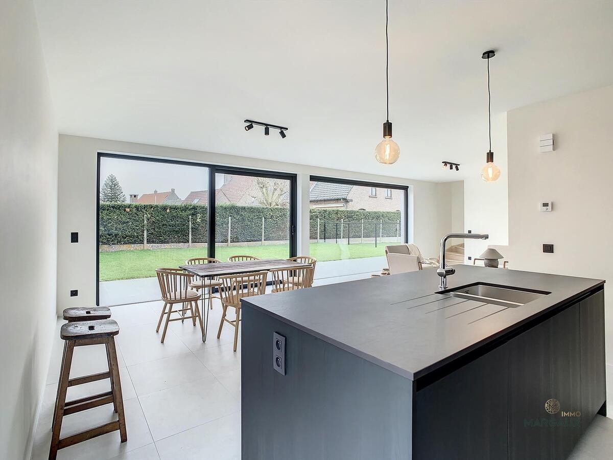 Halfopen bebouwing met exclusieve afwerkingsgraard 