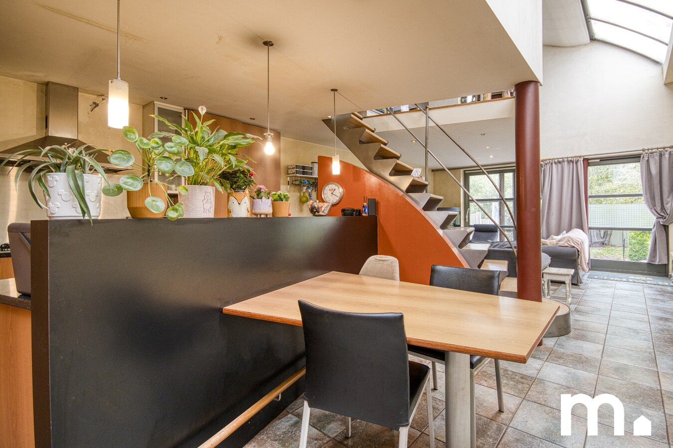 Karaktervolle architectenwoning met tuin en oprit te Kortrijk ! TOPligging ! 