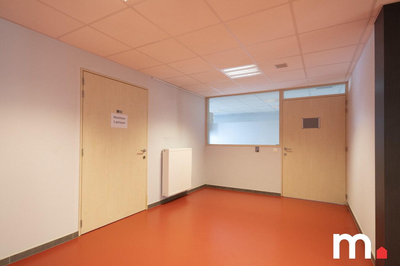 Instapklaar handelspand/kantoorruimte te Ingelmunster met Parkeerplaats! – Volledig gerenoveerd en uitstekend gelegen! 