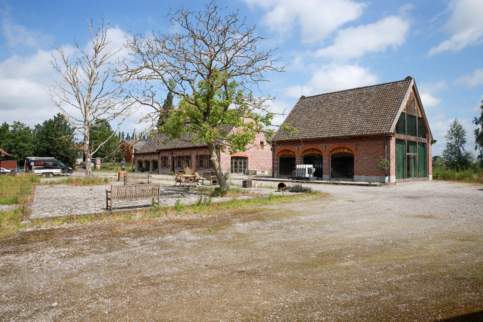 Authenthieke hoeve met bijgebouwen op een domein van ca 2,3 hectare 