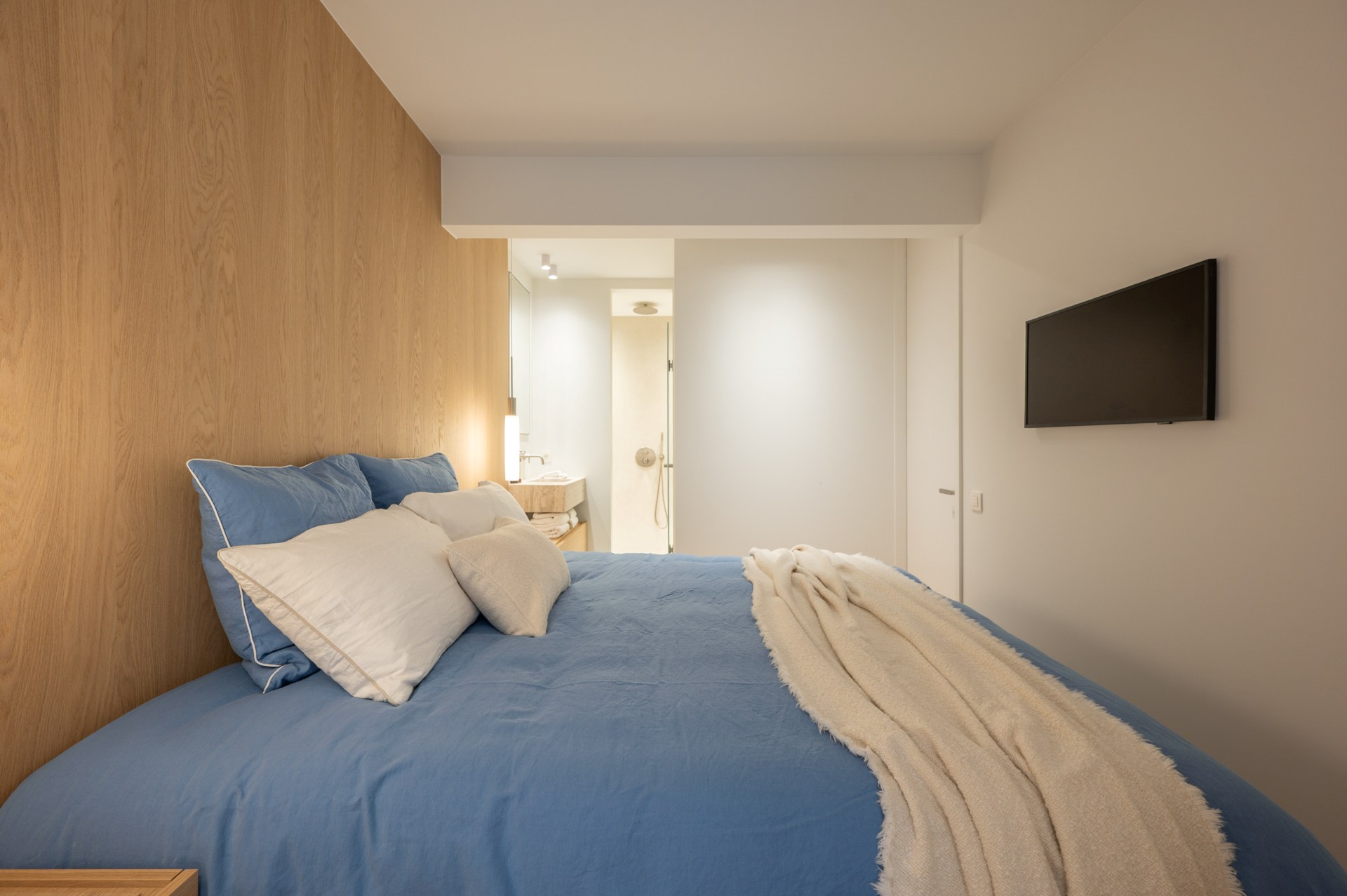 Appartement rénové de haut standing situé du côté ouest avec vue latérale sur la mer. 