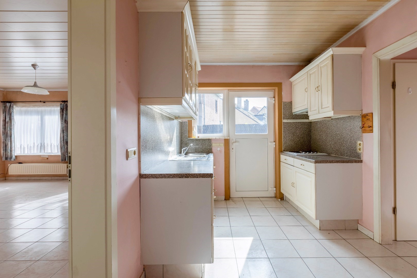 VERKOCHT ! Opbrengsteigendom met 2 appartementen en 2 garages 