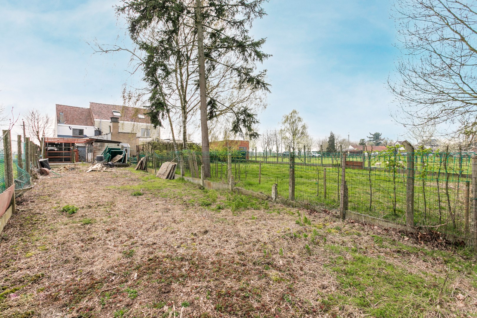 Op te frissen 3-gevel woning 