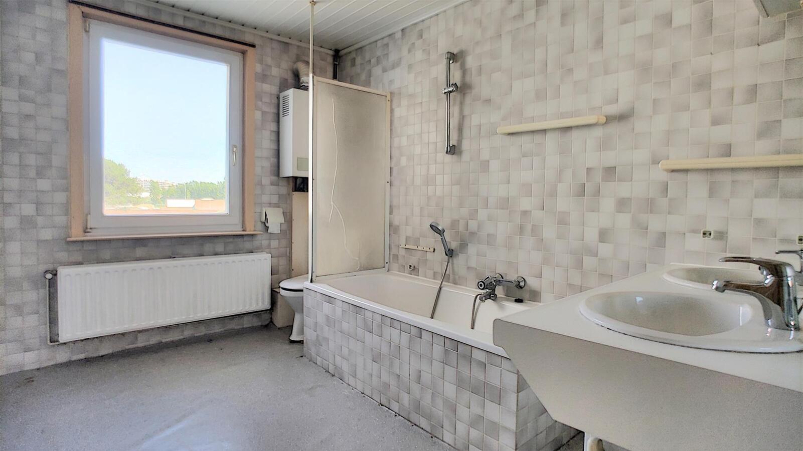 Te renoveren (handels)woning in het centrum - Heist 