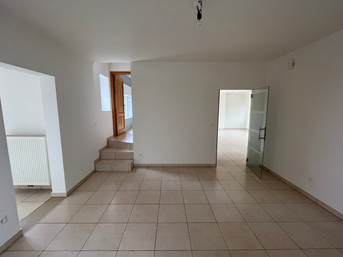 Bijzonder ruime, praktisch ingedeelde gezinswoning 