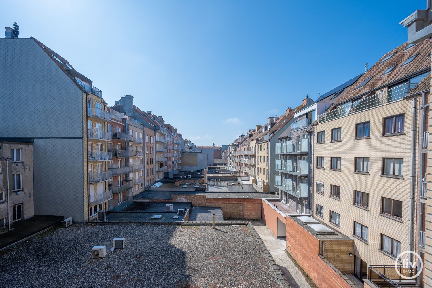 MEUBLÉ - Appartement récemment rénové et bien fini de 2 chambres à coucher, situé de manière centrale sur l'avenue Bayaux à Knokke. 