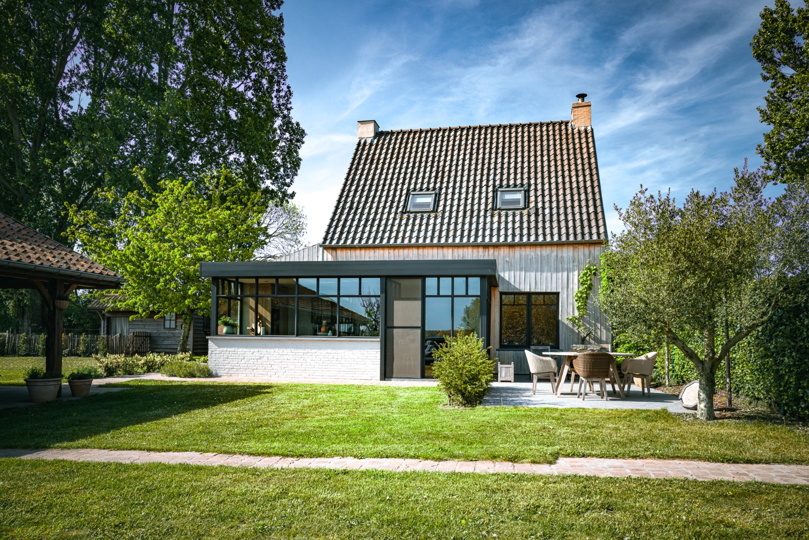 Unieke hoeve met schuur op 2.809m² gelegen in “valleigebied” te Boekhoute 