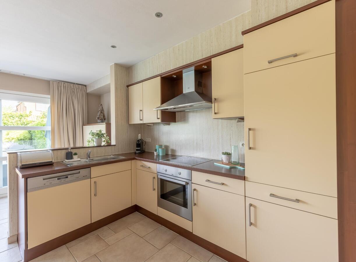 Zeer ruime woning met bijzonder veel licht én luxe  !    IDEAAL VOOR GROOT GEZIN !! 