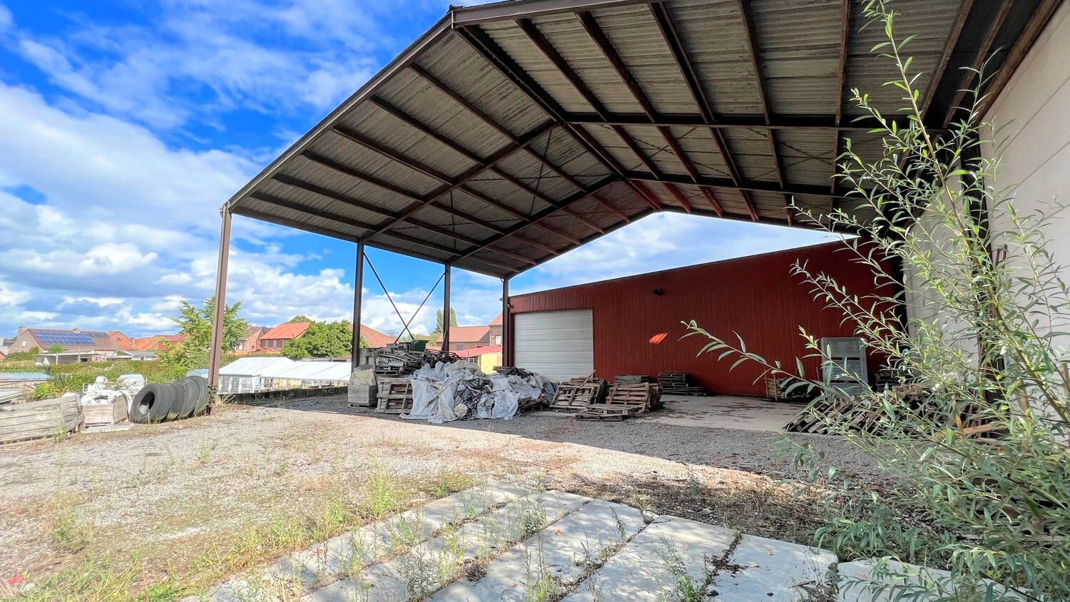 Loods met woongelegenheid op royaal perceel van 6000 m² 