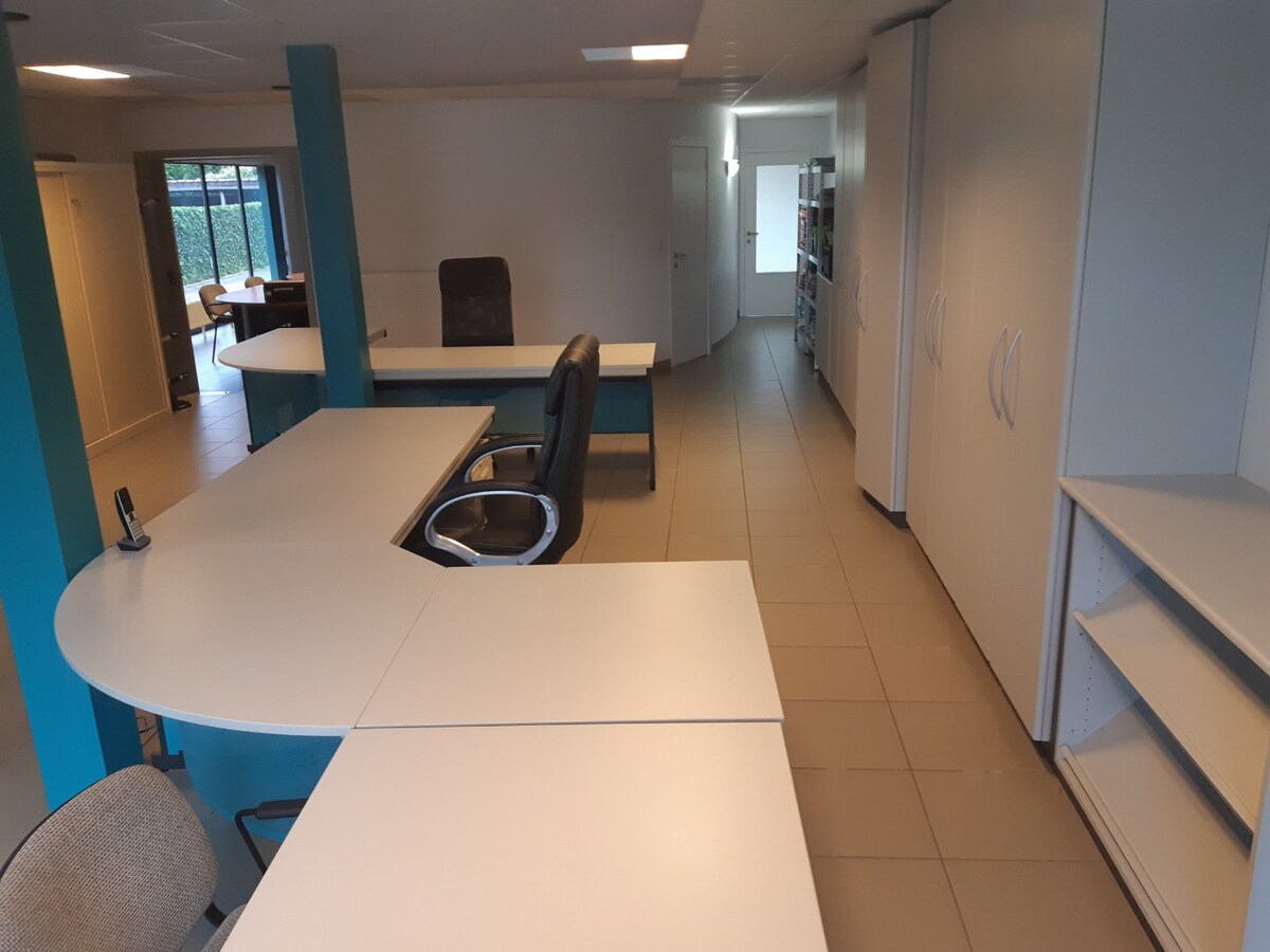 Ruim en instapklaar kantoor met parking; 