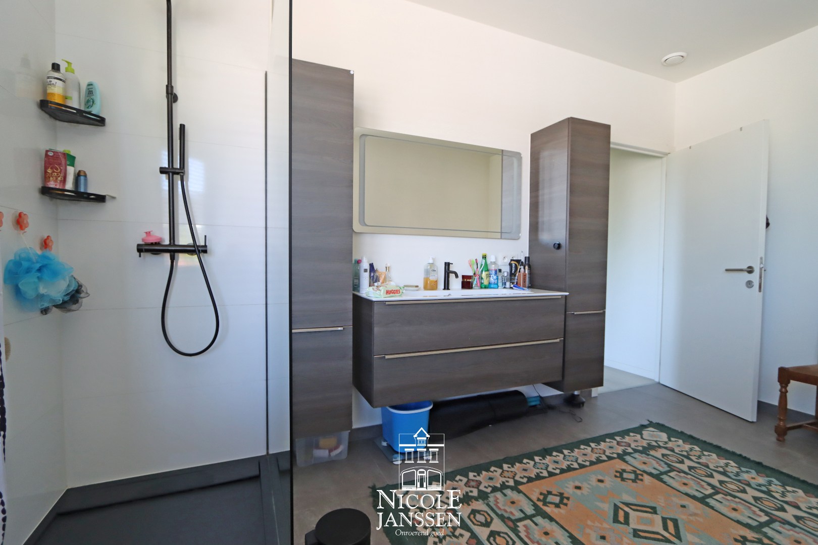 Zeer ruime badkamer 