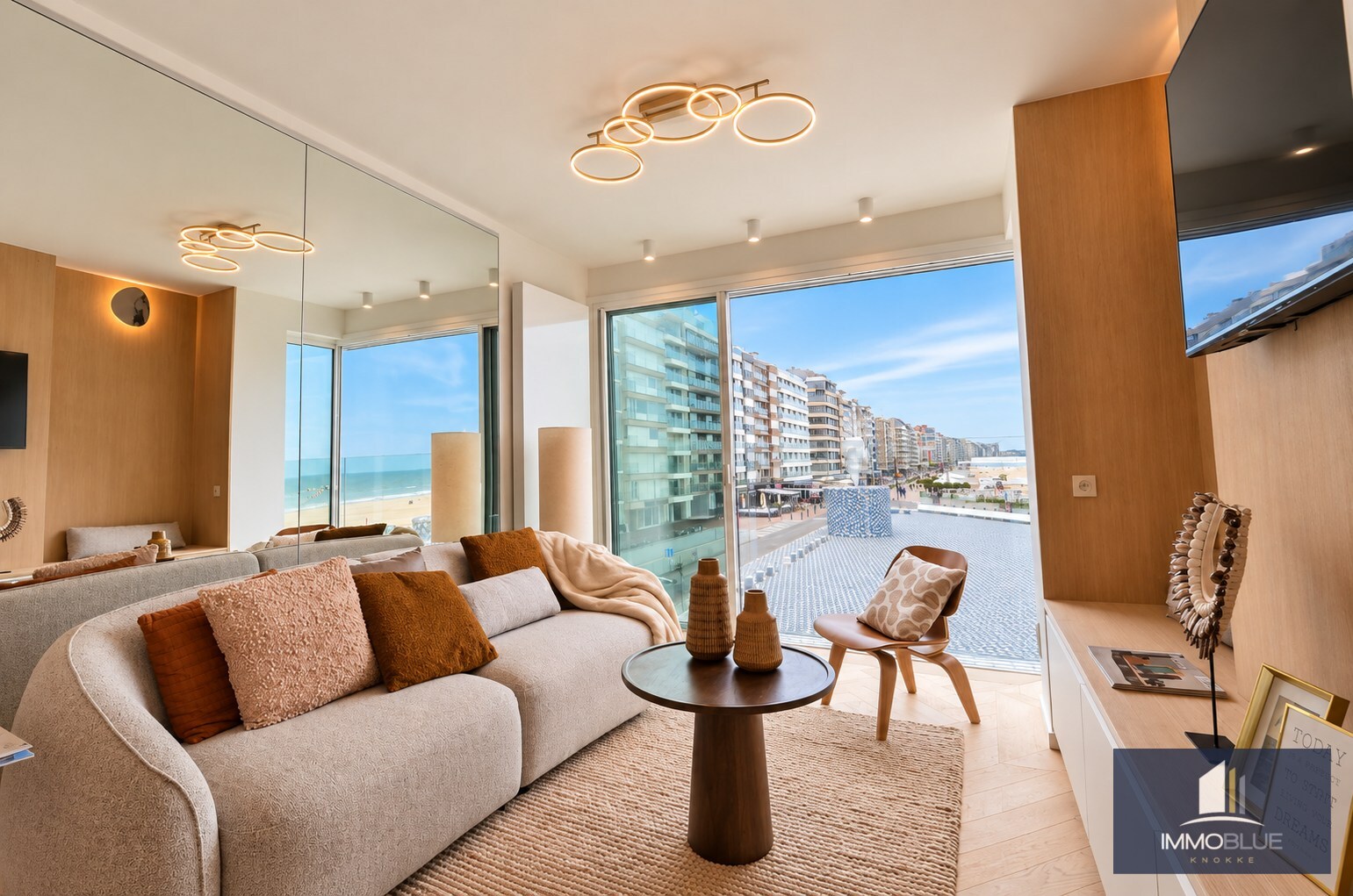 Volledig gerenoveerd appartement met frontaal zeezicht gelegen aan het Rubensplein. 