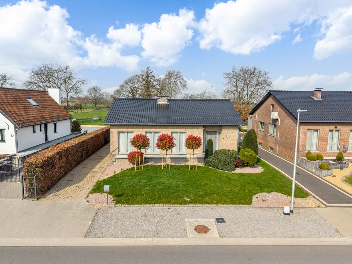 Zeer goed onderhouden gelijkvloerse gezinswoning op een riant perceel van 19a75ca op een rustige locatie te Schalkhoven, een deelgemeente van Hoeselt. 