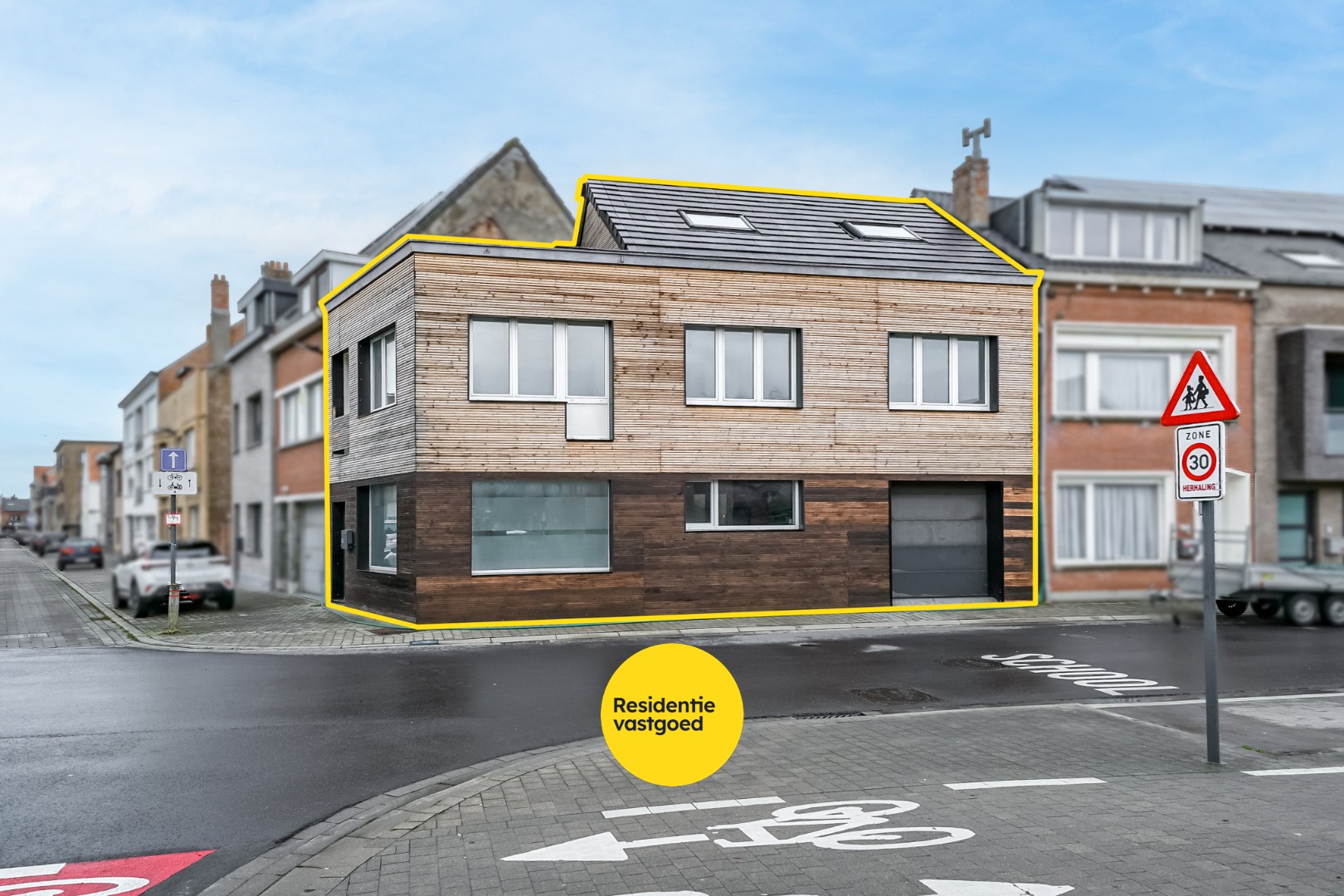 Recent gerenoveerde hoekwoning met garage, koer én dakterras in Stene 