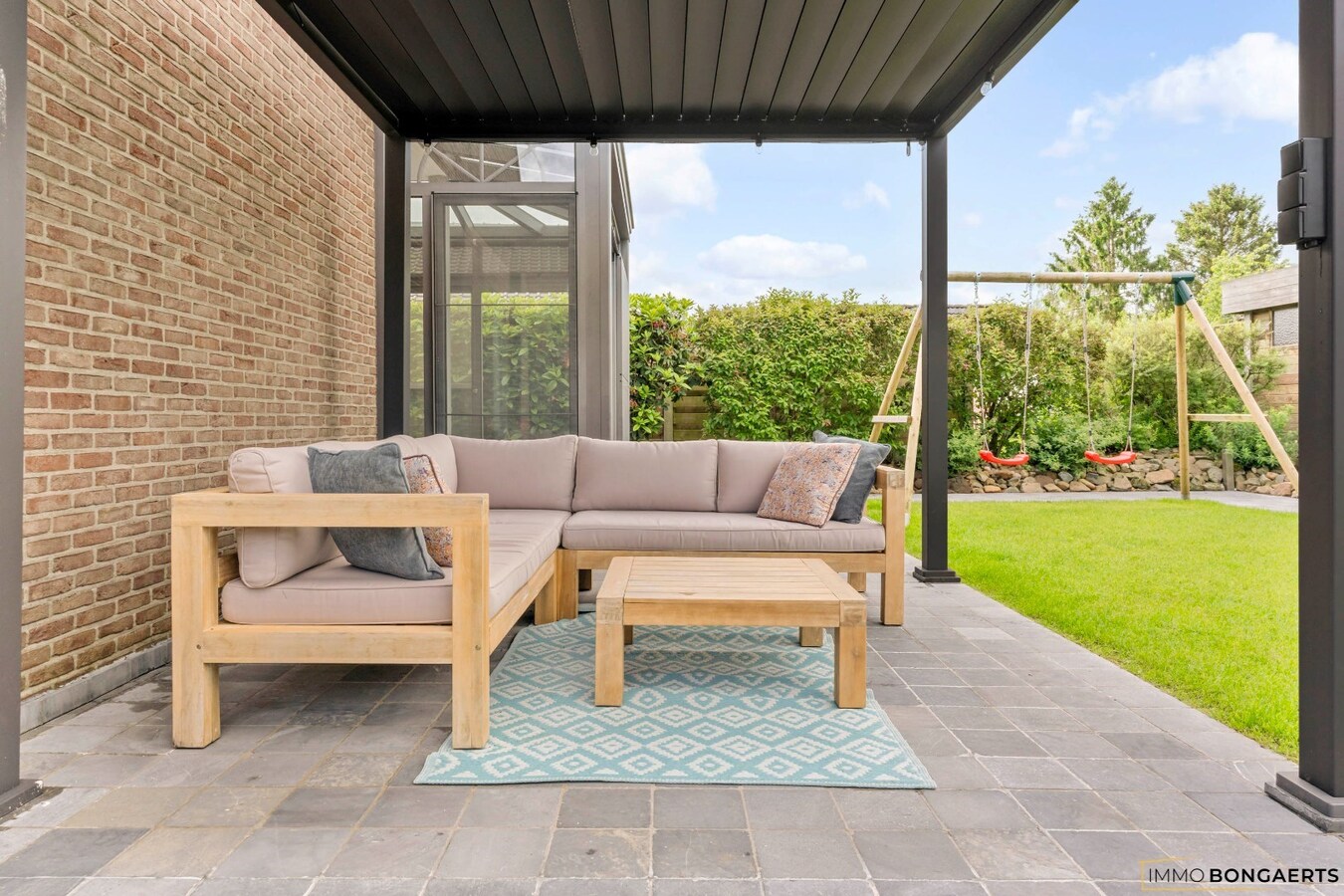 Ruime woning op een zeer rustige locatie met tuin, garage, carport en 3 slaapkamers in Opglabbeek. 