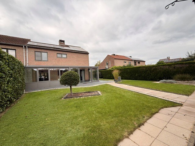 Halfopen woning met 3 slaapkamers, inpandige garage en mooie tuin in Kleine Brogel. 