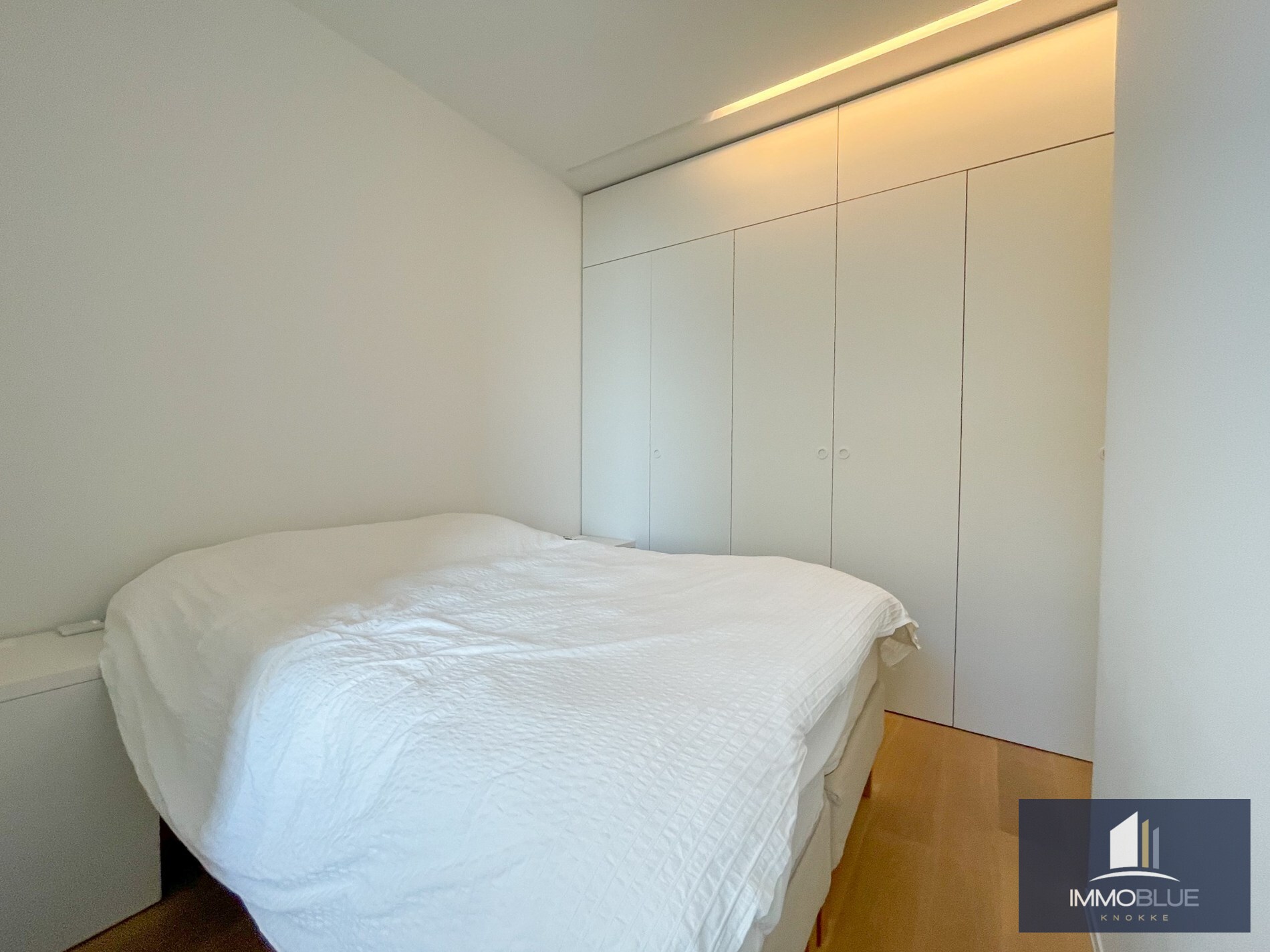 Uitzonderlijk, luxueus afgewerkt hoekappartement met frontaal zeezicht. 