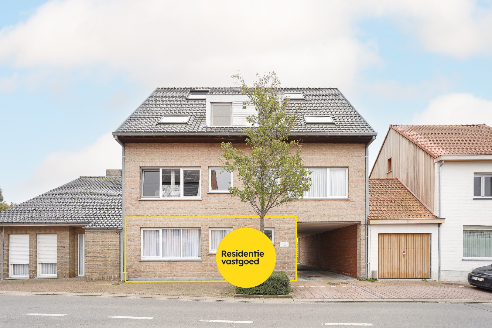 Gelijkvloers appartement inclusief garage, carport en staanplaats nabij het centrum van Ichtegem 