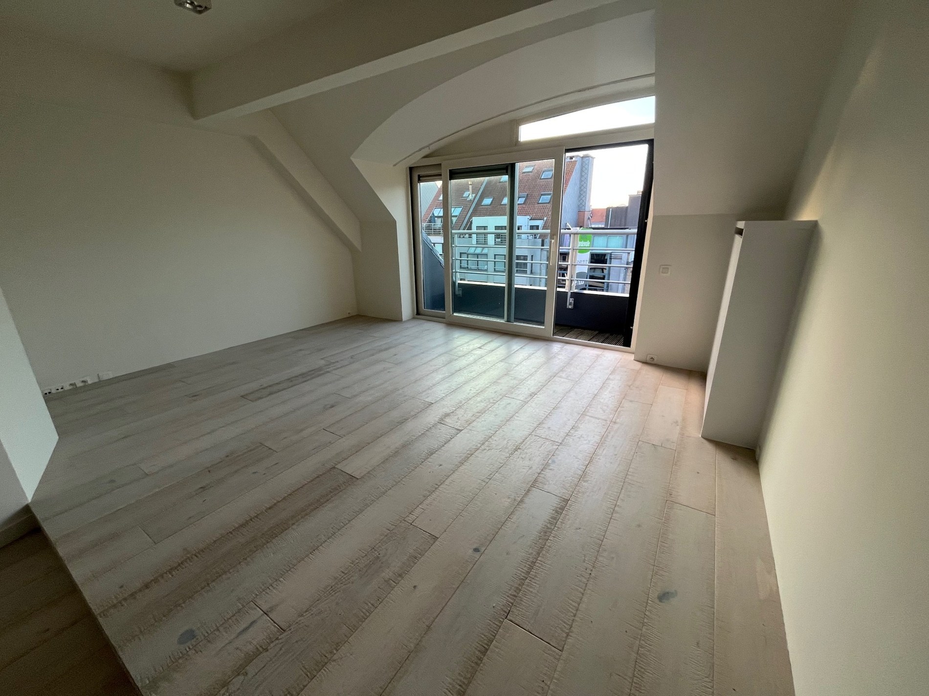 Appartement en duplex récent non meublé avec balcon orienté sud. 