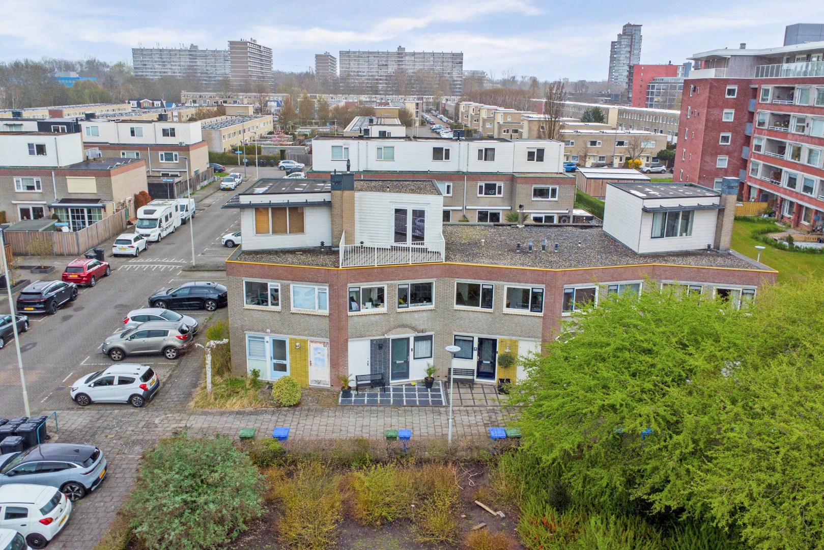Energiezuinige (A-label) en uitstekend onderhouden 4-kamer tussenwoning met voor- en achtertuin met houten berging! 