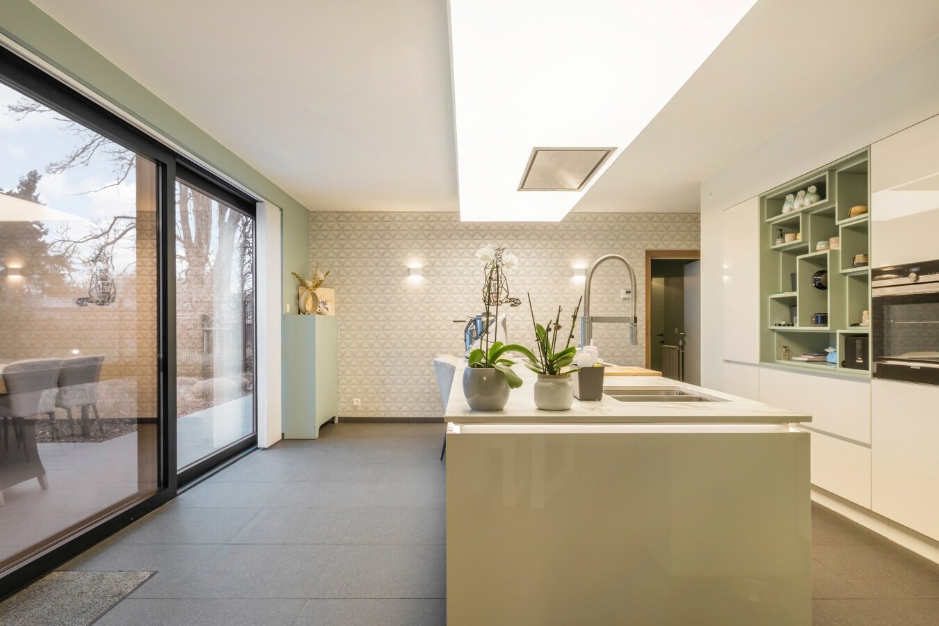 Uniek &amp; Instapklaar handelspand met woonst in Heule te koop ! 