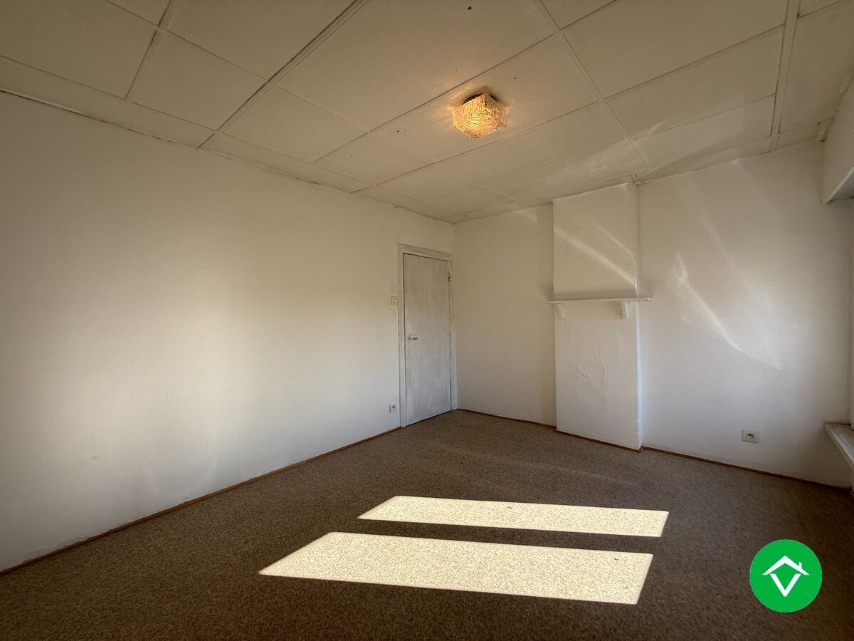 Instapklare rijwoning met 2 slaapkamers, zolder en koer in centrum Roeselare 