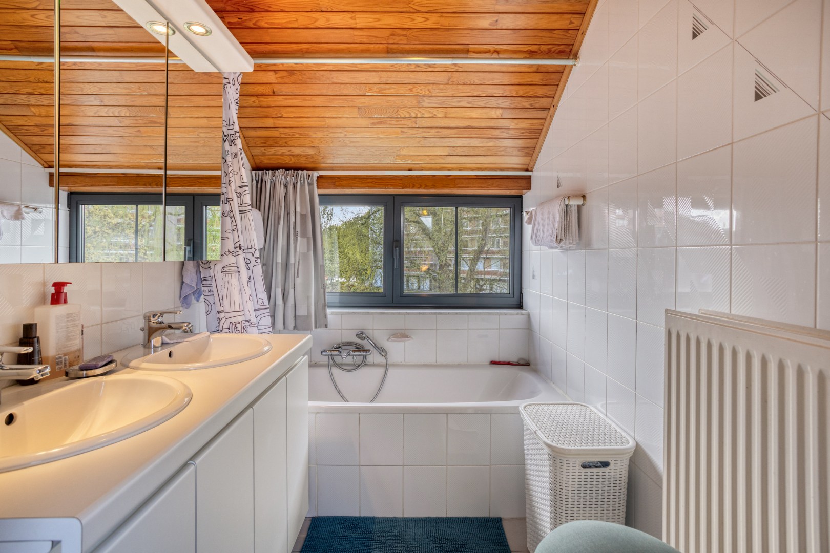 Instapklare halfopen bebouwing met 3 slaapkamers, tuin, terras en 2 carports in Kessel-Lo! – EPC 166 kWh/m² - bewoonbare opp. 146 m² 